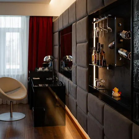 11 Mirrors Design Hotel