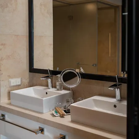 Hotel 11 Mirrors Design